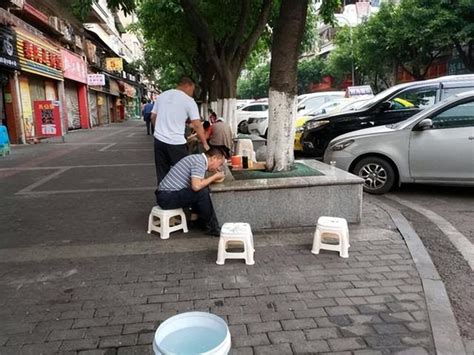 重庆路边板凳小面，只能趴在板凳上吃，场面极其壮观，太接地气了 每日头条