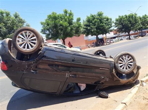 Jovem Sem Habilita O Fica Ferido Ap S Carro Colidir Contra Rvore E