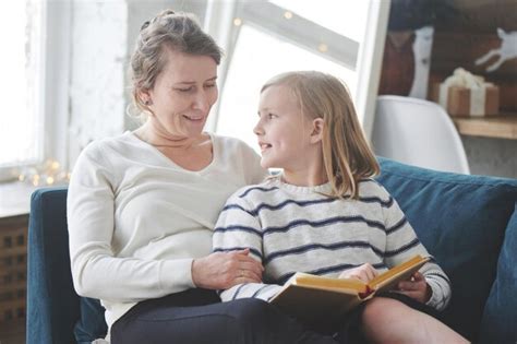 Maman Et Sa Fille Sont Assises Sur Le Canapé De Lappartement Fille