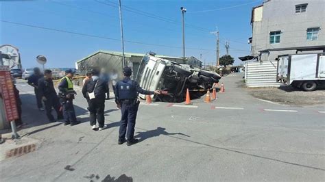 高雄路竹路面塌陷！水泥車遭天坑吞沒畫面曝 駕駛爬出車外驚險逃生