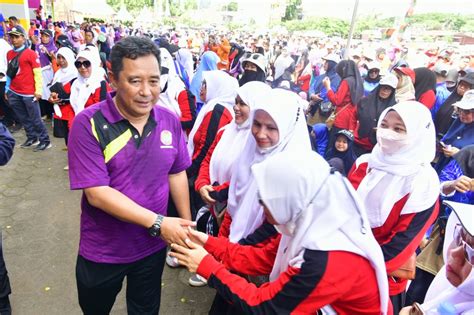 Jalan Sehat HUT PGRI Ribuan Guru Antusias Sambut Pj Gubernur Bahtiar