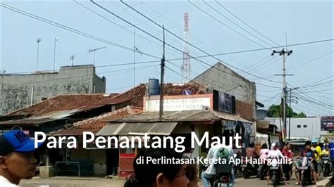 Para Penantang Maut Di Perlintasan Kereta Api Haurgeulis Indramayu