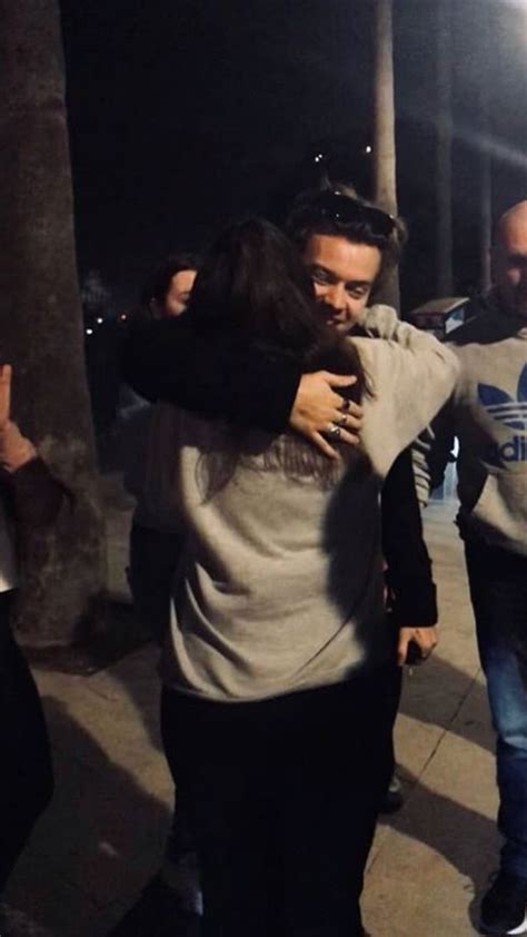 Harry Hugging A Fan In Barcelona March 29 2018 ♥️ Fotos De Harry