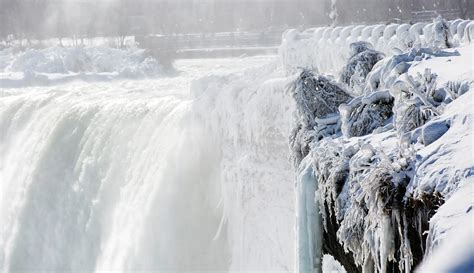 FOTO Air Terjun Niagara Yang Membeku Foto Liputan6