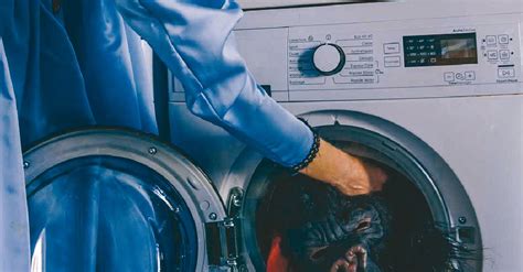 Théâtre Derrière le hublot se cache parfois du linge Eaubonne le