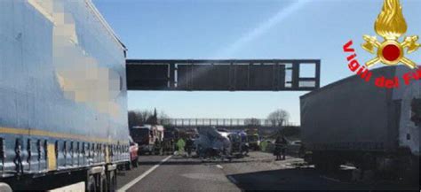 Terribile Incidente In Autostrada Foto Un Furgone Schiacciato Tra