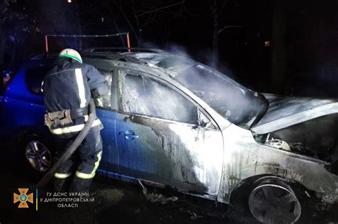 В Каменском во дворе дома дотла сгорели две легковушки — Сайт телеканалу Відкритий