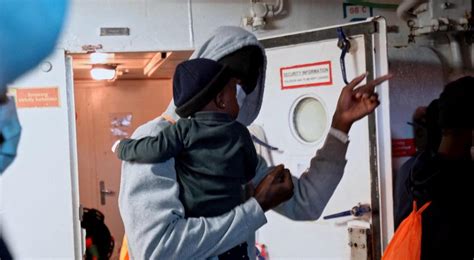 Migranti Dalla Humanity Sbarcano Persone Ma La Nave Non Lascia Il