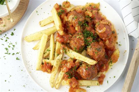 Gehaktballetjes In Tomatensaus Met Ovenfrietjes Recepten 15gram