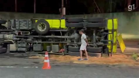 Vídeo Motorista fica ferido após caminhão tombar em rotatória de São