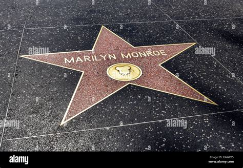 La Célèbre étoile De Marilyn Monroe Sest Enchâssée Dans Le Sol En