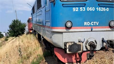 Un nou accident pe calea ferată Două locomotive s au ciocnit la