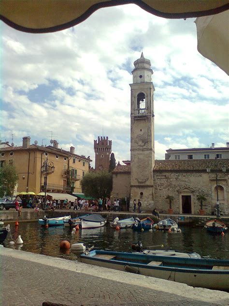 Lazise In Cornice Sotto Il Comodo E Rilassante Riparo Del Flickr