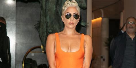 Lady Gaga Mengenakan Tas Céline Pertama Hedi Slimane