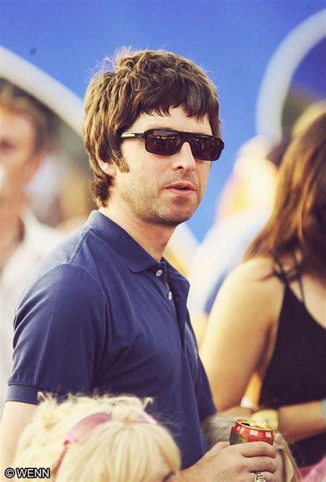 Pin by Jessica Vargas on The amazing Noel Gallagher | Noel gallagher, Singer, Playing guitar