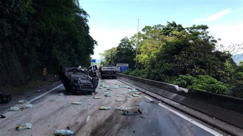 Acidente interdita Anchieta e excesso de veículos congestiona a