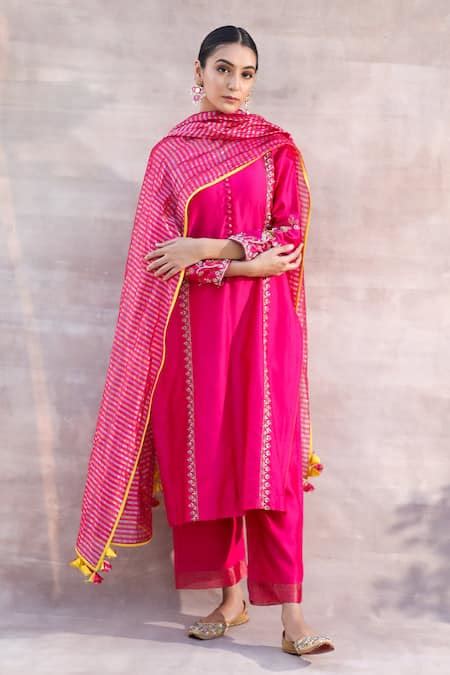 Buy Pink Chanderi Silk Embroidery Zari Notched Noor Placement Kurta Set