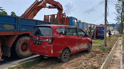 Breaking News Kecelakaan Di Batam Daihatsu Sigra Ringsek Tabrak