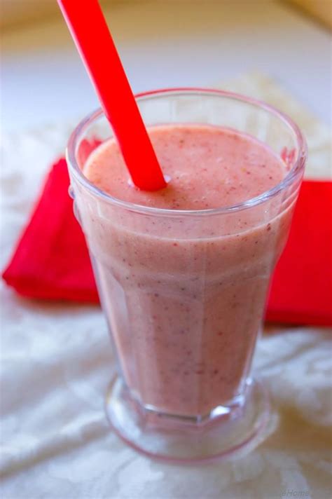 Skinny Strawberry Banana Breakfast Smoothie Recipe