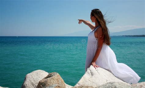 Femme Restant Sur Une Falaise Dans Une Longue Robe Blanche Photo Stock