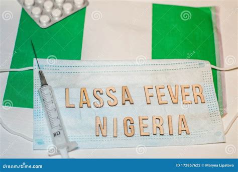 Bandera Nigeriana Bajo Las Palabras Concepto De Brote De Fiebre Lassa