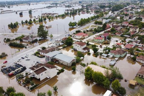 Clima Em Desequil Brio Tempestades Ciclones E Enchentes Assolam O