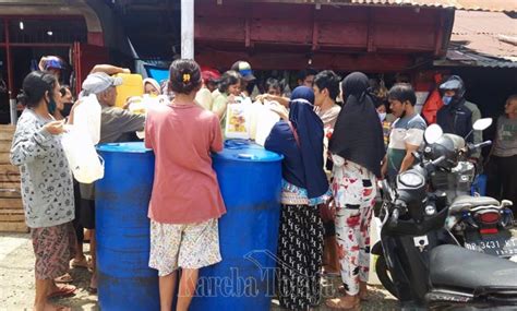 FOTO Berburu Minyak Goreng Curah Rp 14 Ribu Per Liter Kareba Toraja