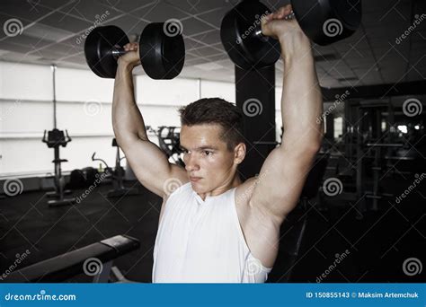 Homem Forte Halterofilista Que Exercita Pesos Em Um Gym Imagem De