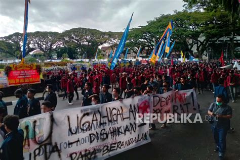 Mahasiswa Malang Demo Tolak UU Ciptaker Merugikan Buruh Republika