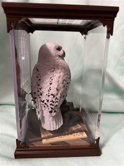 The Noble Collection Magical Creatures Harry Potter Hedwig 01