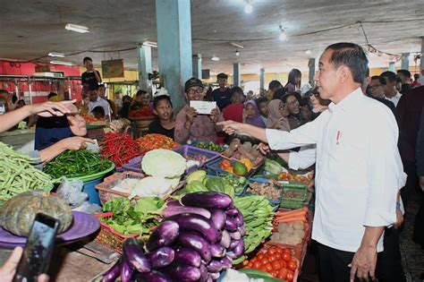 Sekretariat Kabinet Republik Indonesia Tinjau Pasar Di Kotawaringin