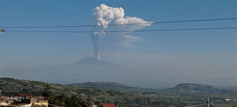 Etna nuova attività colonna eruttiva alta 12 chilometri LA DIRETTA