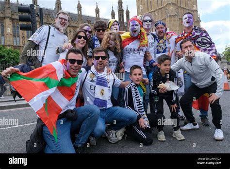 London Uk Juni Real Madrid Fans Posieren F R Fotos Auf Der