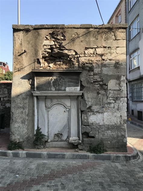 Pertevniyal Valide Sultan Çeşmesi Karagümrük Konumu Fotoğrafları ve