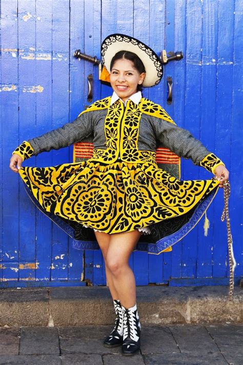 Bailarina Peruana Con Traje Tradicional En La Fiesta Del Cusco