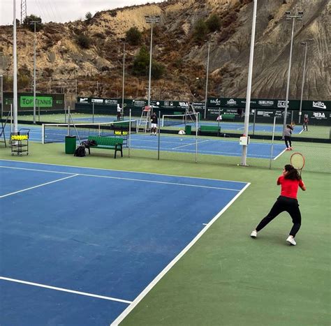 Bancos Y Papeleras De Polietileno En Club De Tenis F Bregas