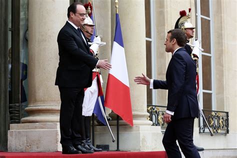 Photo François Hollande et Emmanuel Macron lors de la passation de