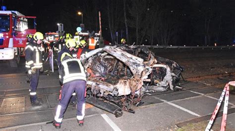 Eine Tote bei Zusammenstoß zwischen Auto und Zug an Bahnübergang rbb24