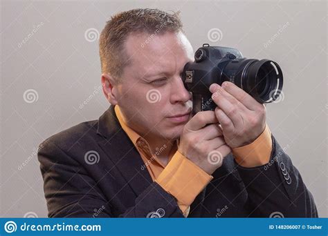 De Jonge Mannelijke Videocameraman Fotograaf Schiet Video Of Neemt Een Foto Op De Camera Stock