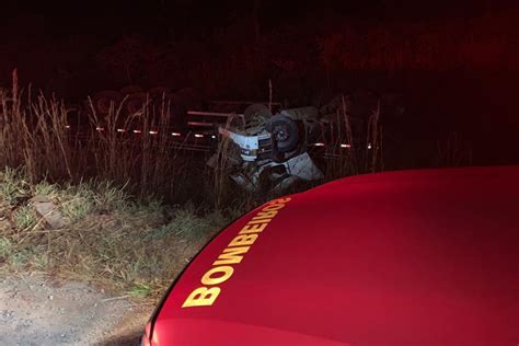 DF caminhão tomba após curva e motorista morre preso às ferragens