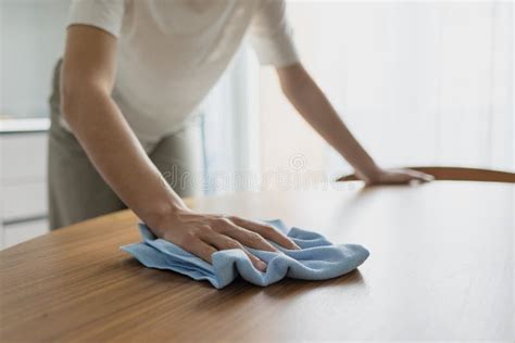 Mulher Limpando A Mesa Da Cozinha Um Pano Imagem De Stock Imagem