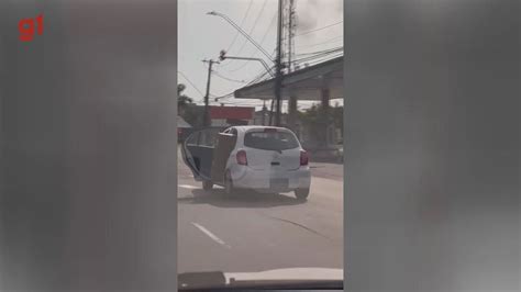 Motorista é flagrado dirigindo o carro a porta traseira aberta para