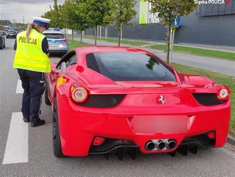 Kierowca ferrari jechał 144 km h przez miasto Wpadł na policjantów z