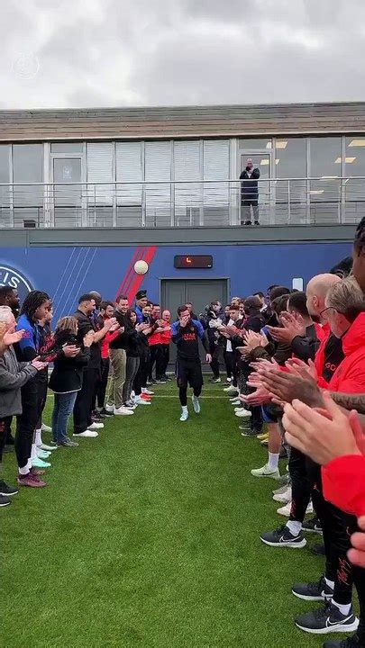 PSG Leo Messi Accueilli Au Camp Des Loges Par Une Haie D Honneur