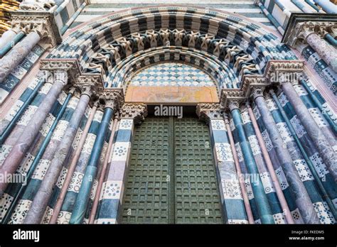 Fachada de la Catedral de San Lorenzo en Génova Liguria Italia