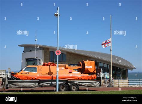 Rnli Griffon Hovercraft Molly Rayner Am Anhänger Außerhalb Hovercraft