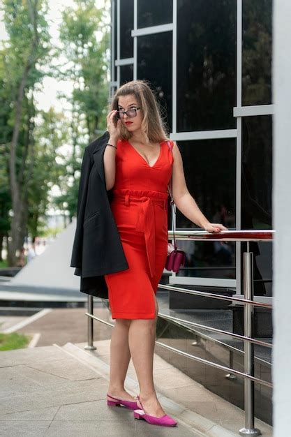 Retrato De Uma Linda Empres Ria De Vestido Vermelho E Jaqueta Preta Usa