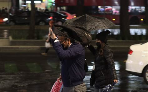 Rboles Ca Dos Encharcamientos Y Noche Fr A Deja Inesperada Lluvia En