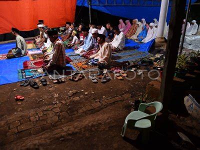 Shalat Tarawih Pertama Di Lokasi Bencana Antara Foto