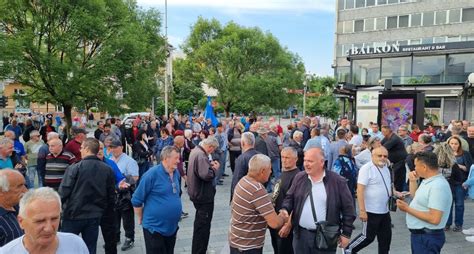 BUKA Magazin Okupljaju se građani u centru Banjaluke na miting